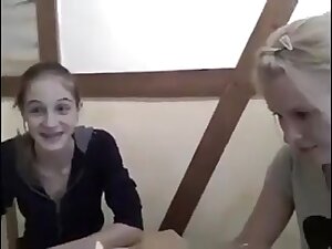 2 Maedels im Schwimmbad