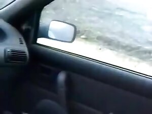 Coppia italiana in auto lui cornuto