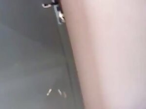Vendedora gatinha olhando meu volume gostou de ver bulge
