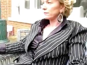 Une MILF en bottes profite d'une pipe publique gloryhole