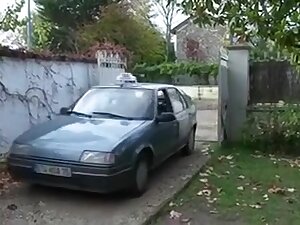 Un réconforte une mature qui pleure avec sa bite