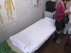 Japonais aux cheveux courts cloués en vidéo de massage