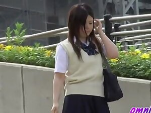 Une jolie fille japonaise montre Step son cul nu en public