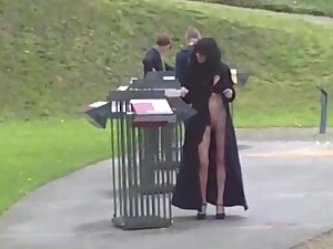 ELLE SE MASTURBE DEVANT DES