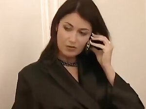 Une brune aux courbes sexys baise avec le mari d'une copine