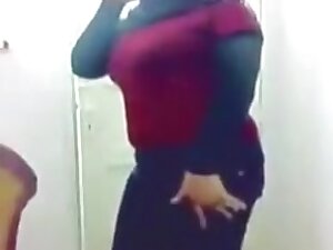 Milf homemade porn shows me teasing with my plump body