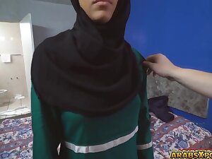 Jolie babe arabe a deux grosses bites à sucer