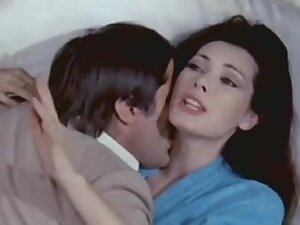 Edwige Fenech - La signora gioca bene a scopa (1974)