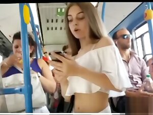 HERMOSA PENDEJA 18 AÑOS CANDIDS EN LA CALLE Y EN EL BUS
