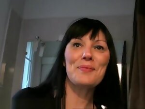 un mari cocu invite trois hommes pour baiser sa femme