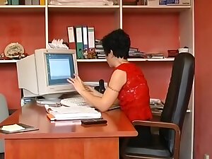 Secretaire baisee par la Directrice