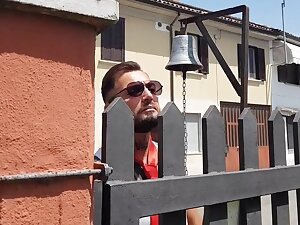 Venditore porta a porta scopa la casalinga porca