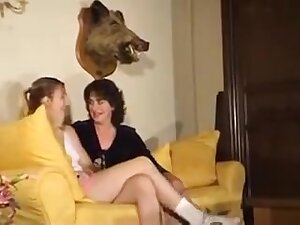 J'ai 19 ans et maman veut que je la leche