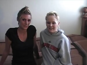 Two amateur lesbians enjoy each others slits