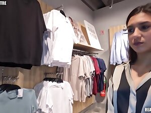 Une Jolie Francaise Se Fait Defoncer En Anal Dans Une Cabine Dessayage Par Deux Potes De Step son Frere