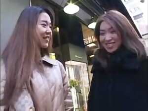Orgia japonesa lesbiana caliente escupiendo besos