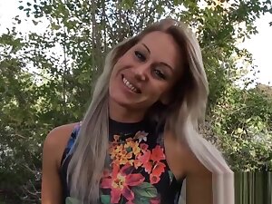 Celya une bombe atomique de 37 ans , me suce lors d'un covoiturage