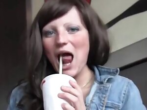 Studentenficke auf McDonalds Klo geknallt und besamt!