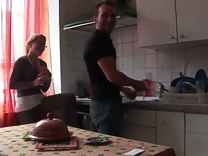 Casting dune brune avec un gode dans le cul