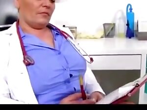 Danica enfermera jalandosela a un sujeto y se viene en sus tetas