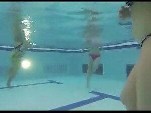 Amiche segano marco in piscina pubblica
