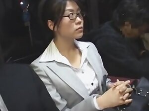 Japonnaise chaude dans le bus