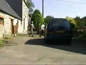 Un pervers baise un couple dans une grange